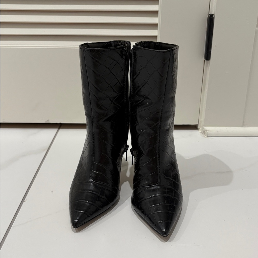 EXPRESS Women’s Black Quilted Ankle Boots Faux Leather Size 5